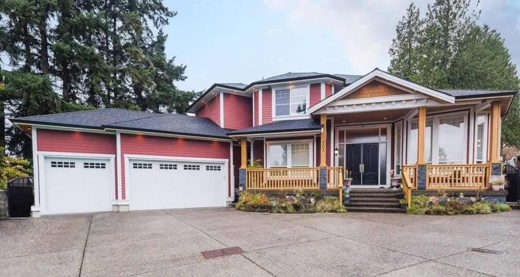 Royal® Estate™ D4 in Redwood and Royal® Vinyl Trim in White Best siding installation company in Canada